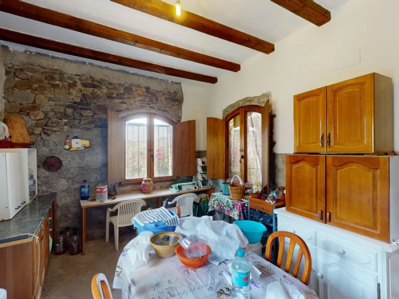 Immerse yourself in the tranquility and rustic charm of this impressive country house located in the idyllic Rincón de la Victoria. With a stone facade that exudes authenticity and character, this property is perfect for those seeking a serene and spaciou