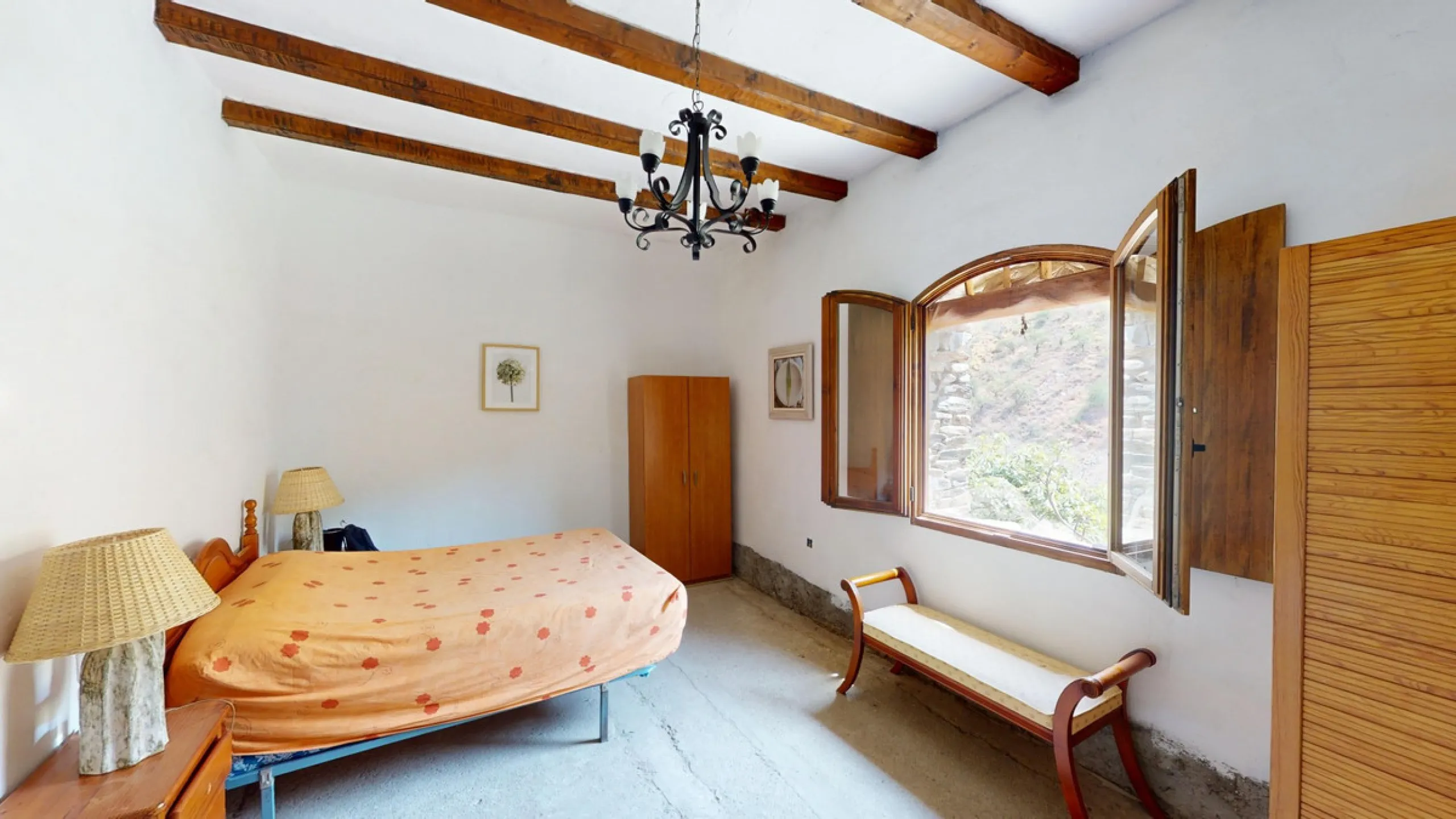 Immerse yourself in the tranquility and rustic charm of this impressive country house located in the idyllic Rincón de la Victoria. With a stone facade that exudes authenticity and character, this property is perfect for those seeking a serene and spaciou