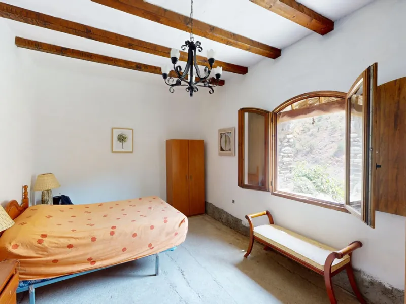 Immerse yourself in the tranquility and rustic charm of this impressive country house located in the idyllic Rincón de la Victoria. With a stone facade that exudes authenticity and character, this property is perfect for those seeking a serene and spaciou
