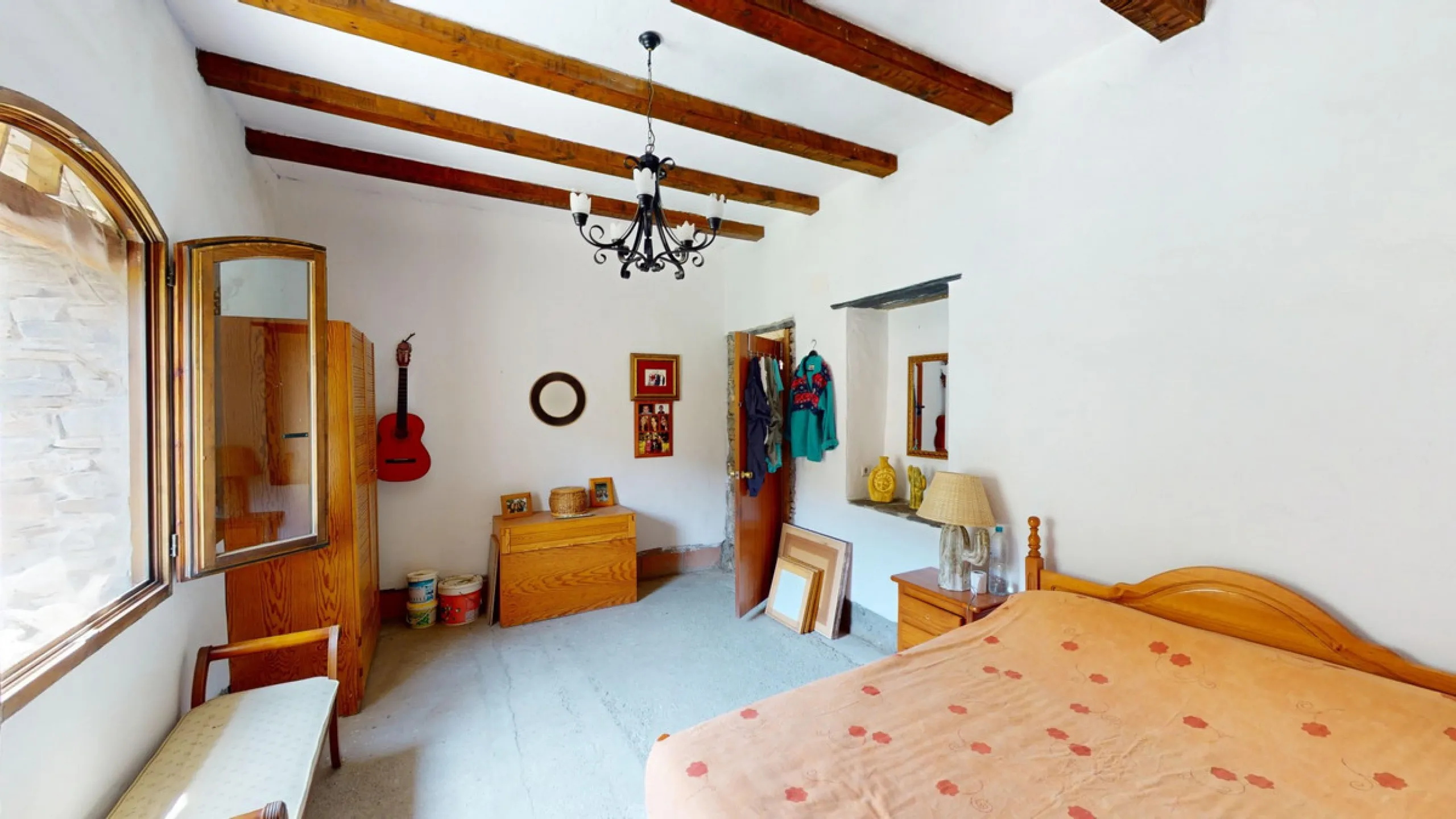 Immerse yourself in the tranquility and rustic charm of this impressive country house located in the idyllic Rincón de la Victoria. With a stone facade that exudes authenticity and character, this property is perfect for those seeking a serene and spaciou