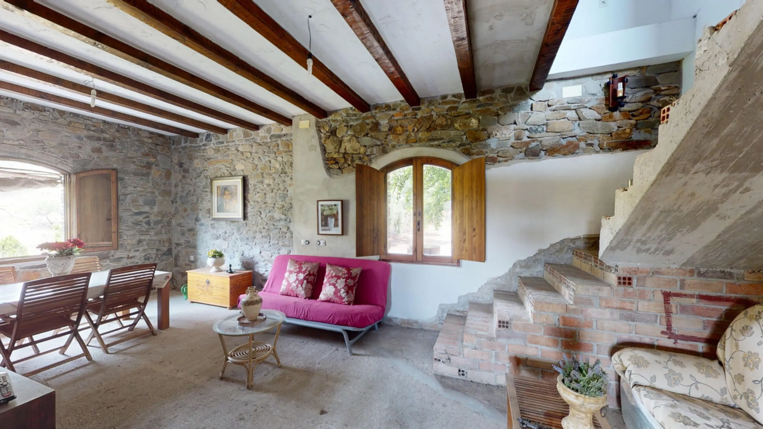 Immerse yourself in the tranquility and rustic charm of this impressive country house located in the idyllic Rincón de la Victoria. With a stone facade that exudes authenticity and character, this property is perfect for those seeking a serene and spaciou