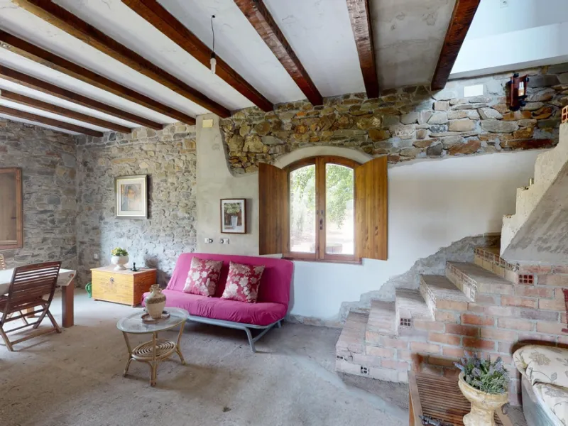 Immerse yourself in the tranquility and rustic charm of this impressive country house located in the idyllic Rincón de la Victoria. With a stone facade that exudes authenticity and character, this property is perfect for those seeking a serene and spaciou
