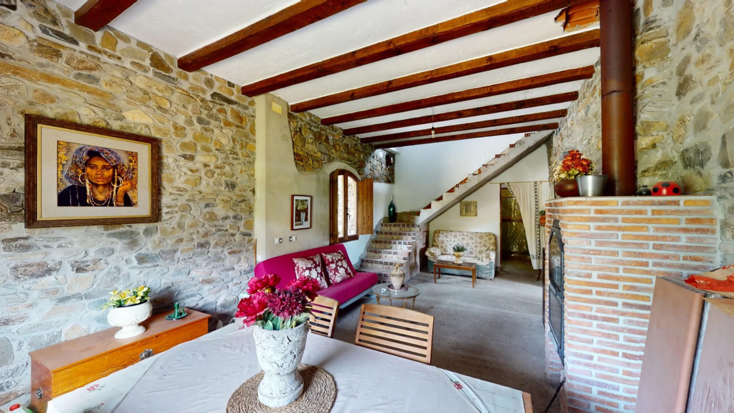 Immerse yourself in the tranquility and rustic charm of this impressive country house located in the idyllic Rincón de la Victoria. With a stone facade that exudes authenticity and character, this property is perfect for those seeking a serene and spaciou