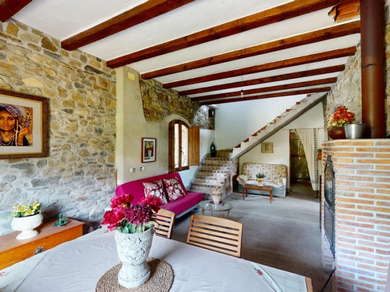 Immerse yourself in the tranquility and rustic charm of this impressive country house located in the idyllic Rincón de la Victoria. With a stone facade that exudes authenticity and character, this property is perfect for those seeking a serene and spaciou