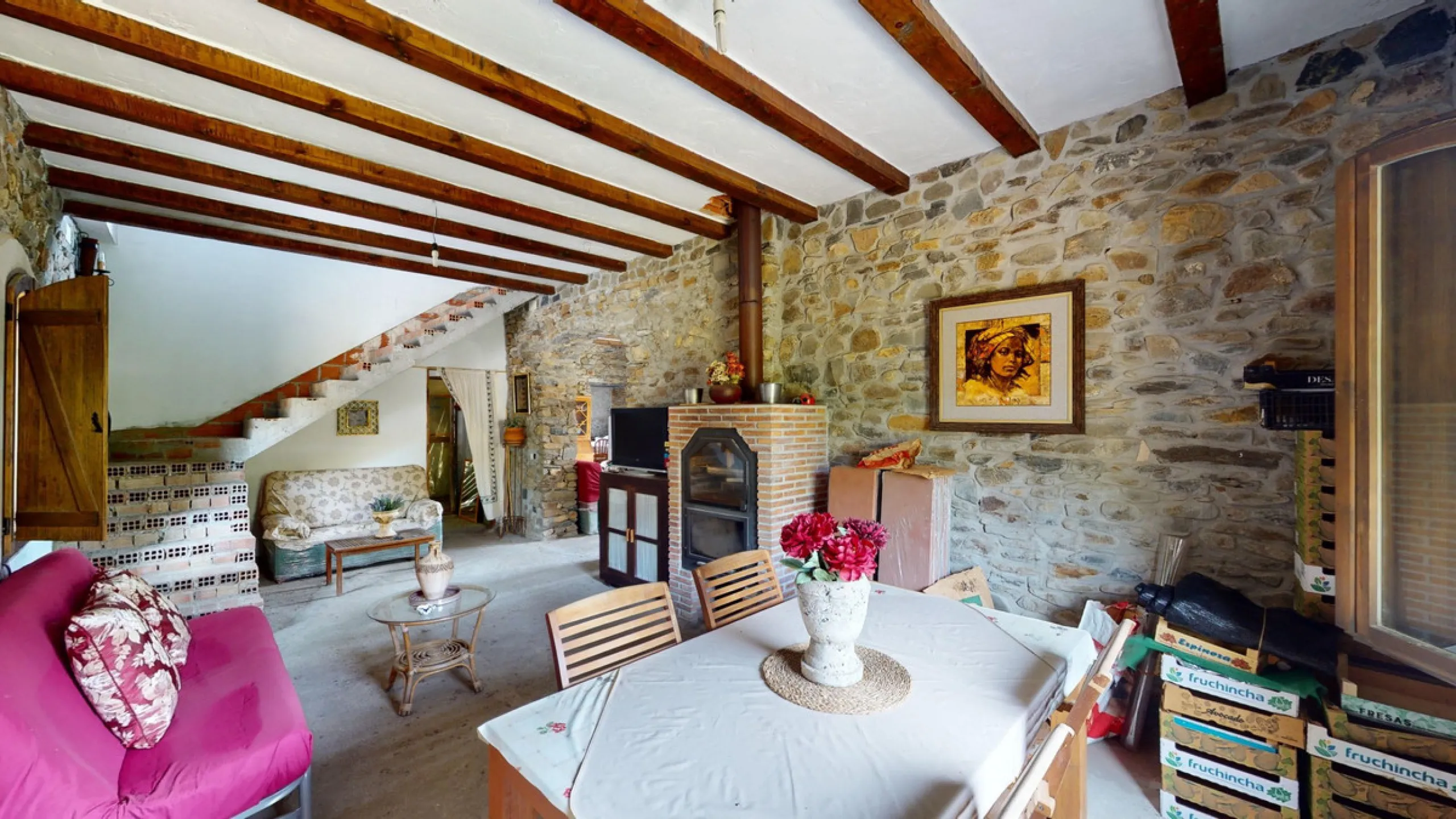 Immerse yourself in the tranquility and rustic charm of this impressive country house located in the idyllic Rincón de la Victoria. With a stone facade that exudes authenticity and character, this property is perfect for those seeking a serene and spaciou