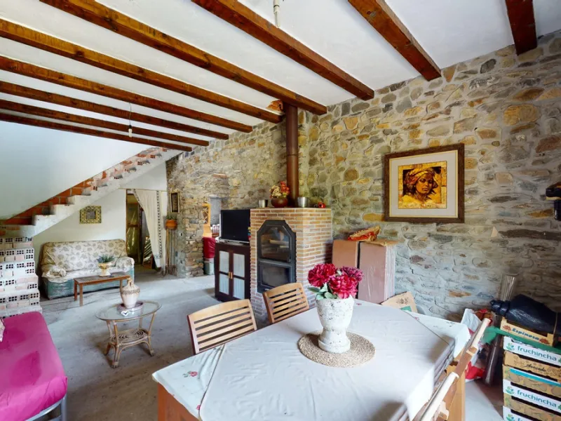 Immerse yourself in the tranquility and rustic charm of this impressive country house located in the idyllic Rincón de la Victoria. With a stone facade that exudes authenticity and character, this property is perfect for those seeking a serene and spaciou