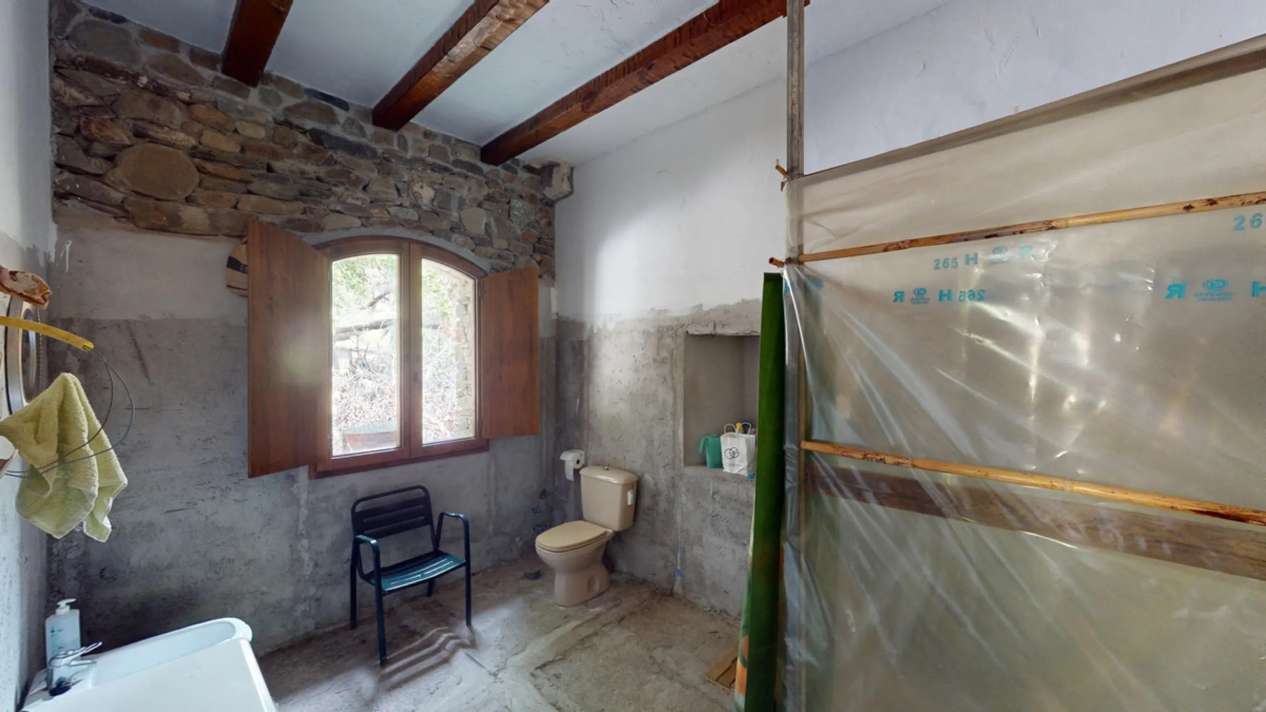Immerse yourself in the tranquility and rustic charm of this impressive country house located in the idyllic Rincón de la Victoria. With a stone facade that exudes authenticity and character, this property is perfect for those seeking a serene and spaciou