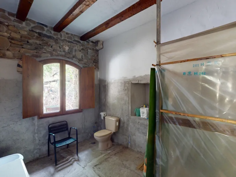 Immerse yourself in the tranquility and rustic charm of this impressive country house located in the idyllic Rincón de la Victoria. With a stone facade that exudes authenticity and character, this property is perfect for those seeking a serene and spaciou
