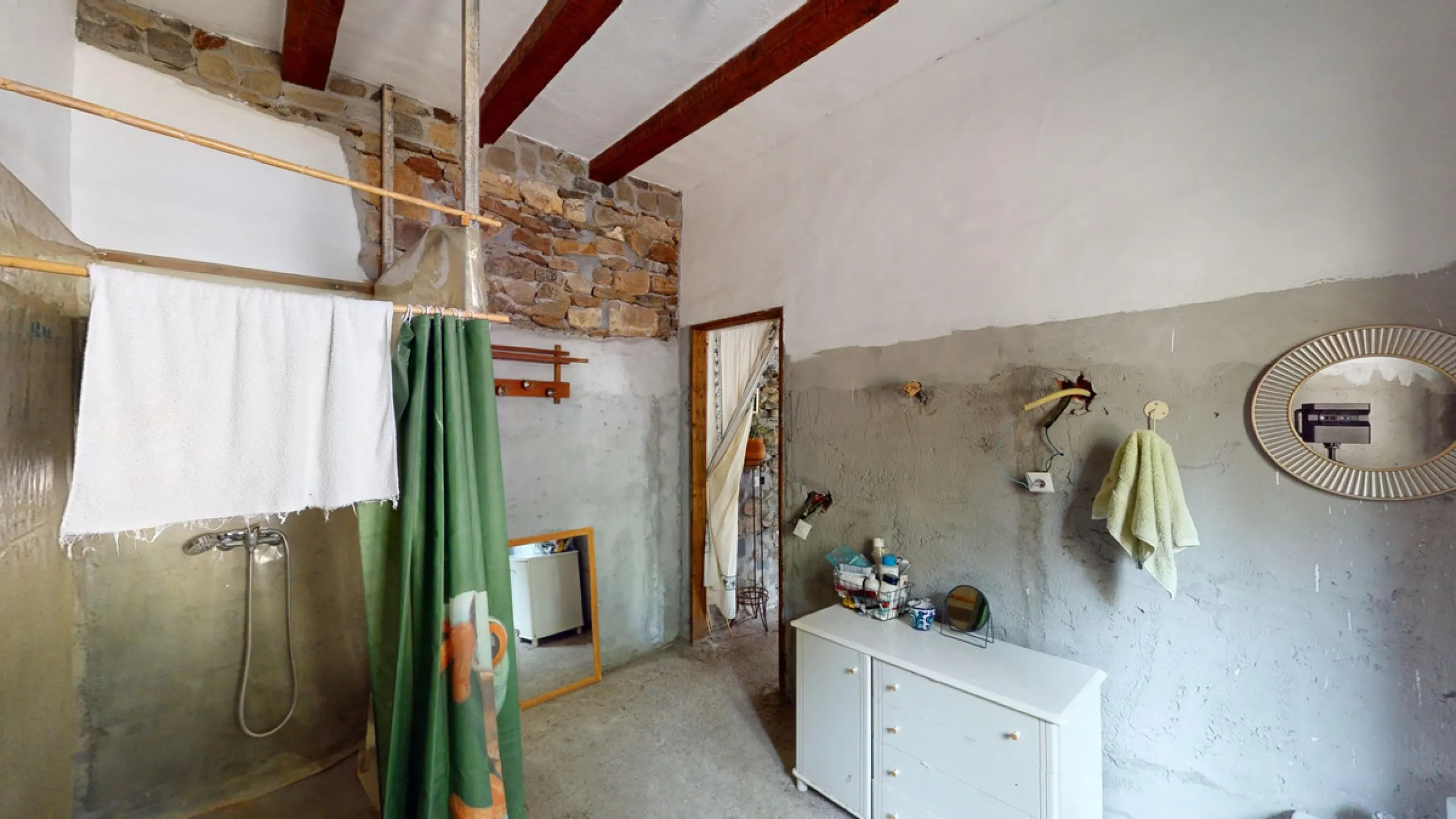 Immerse yourself in the tranquility and rustic charm of this impressive country house located in the idyllic Rincón de la Victoria. With a stone facade that exudes authenticity and character, this property is perfect for those seeking a serene and spaciou