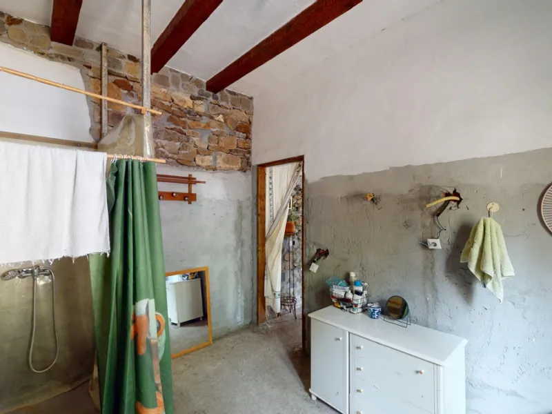 Immerse yourself in the tranquility and rustic charm of this impressive country house located in the idyllic Rincón de la Victoria. With a stone facade that exudes authenticity and character, this property is perfect for those seeking a serene and spaciou