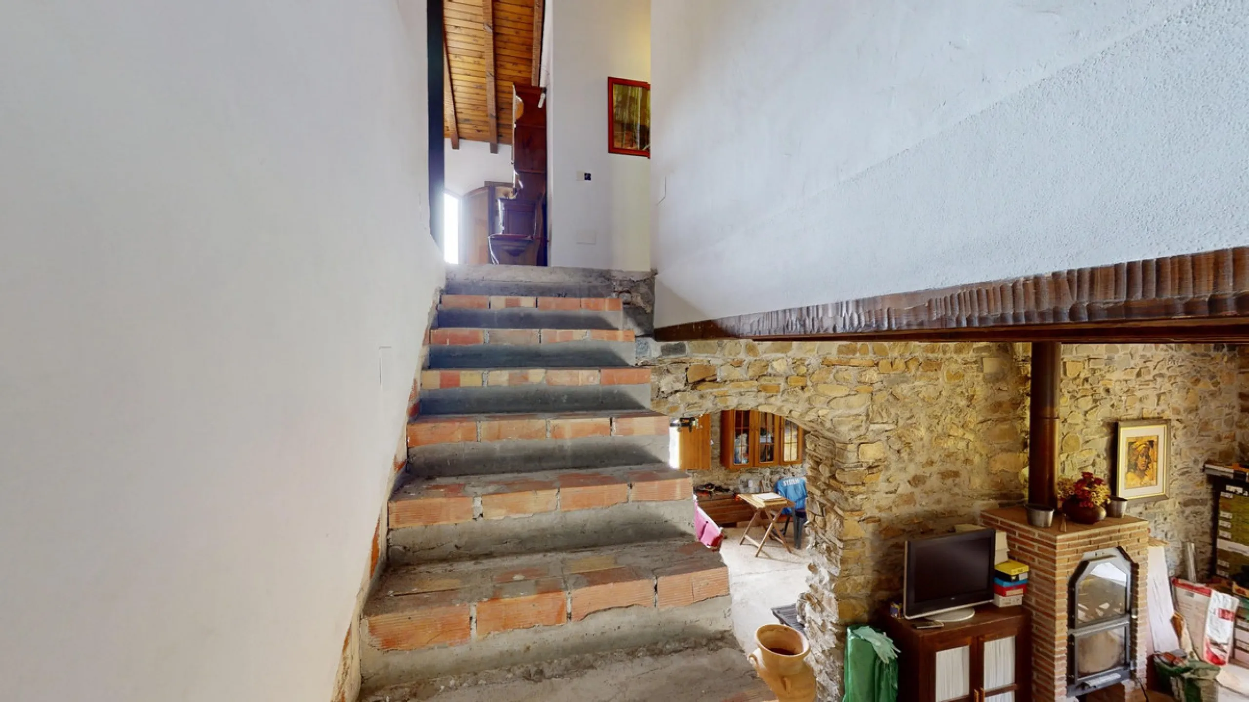 Immerse yourself in the tranquility and rustic charm of this impressive country house located in the idyllic Rincón de la Victoria. With a stone facade that exudes authenticity and character, this property is perfect for those seeking a serene and spaciou