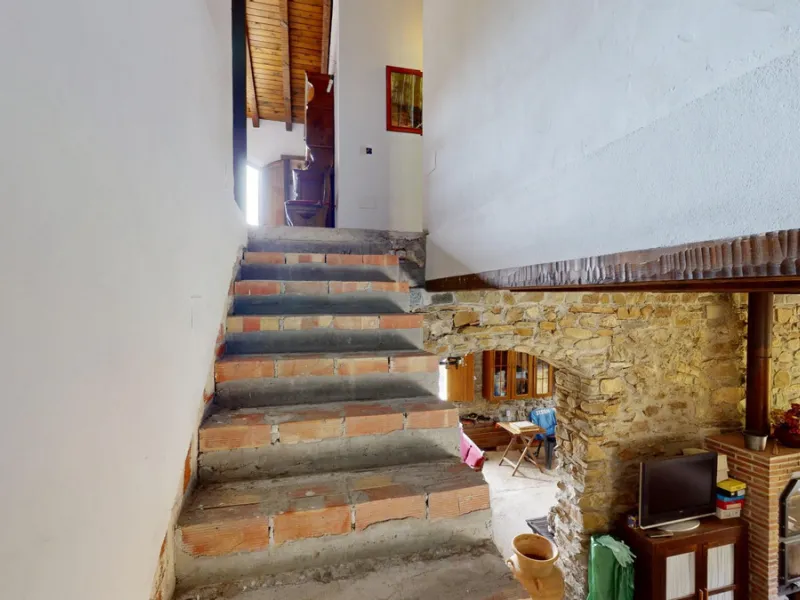 Immerse yourself in the tranquility and rustic charm of this impressive country house located in the idyllic Rincón de la Victoria. With a stone facade that exudes authenticity and character, this property is perfect for those seeking a serene and spaciou