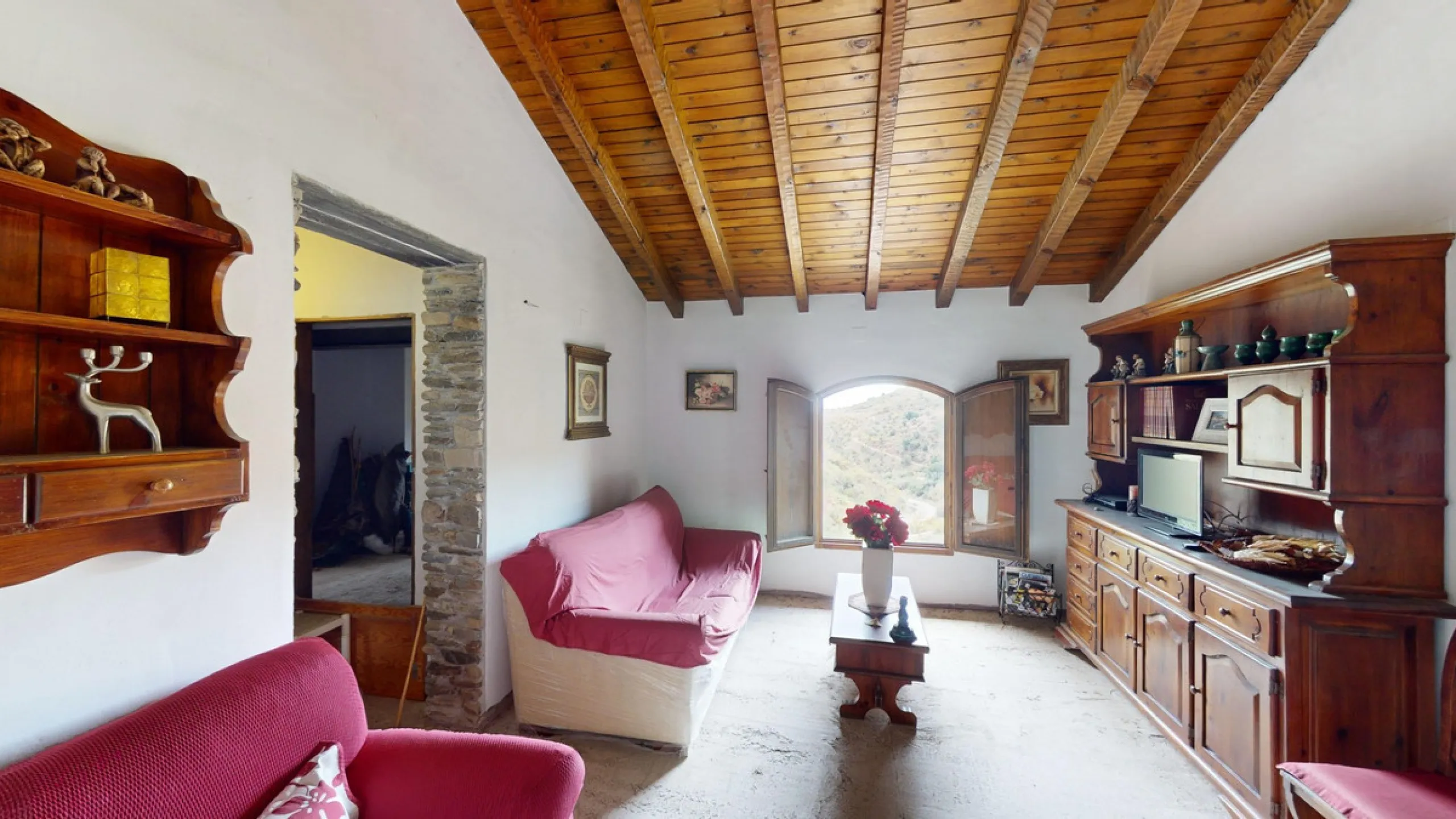 Immerse yourself in the tranquility and rustic charm of this impressive country house located in the idyllic Rincón de la Victoria. With a stone facade that exudes authenticity and character, this property is perfect for those seeking a serene and spaciou