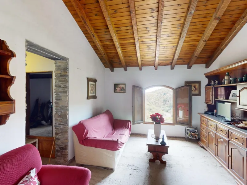 Immerse yourself in the tranquility and rustic charm of this impressive country house located in the idyllic Rincón de la Victoria. With a stone facade that exudes authenticity and character, this property is perfect for those seeking a serene and spaciou