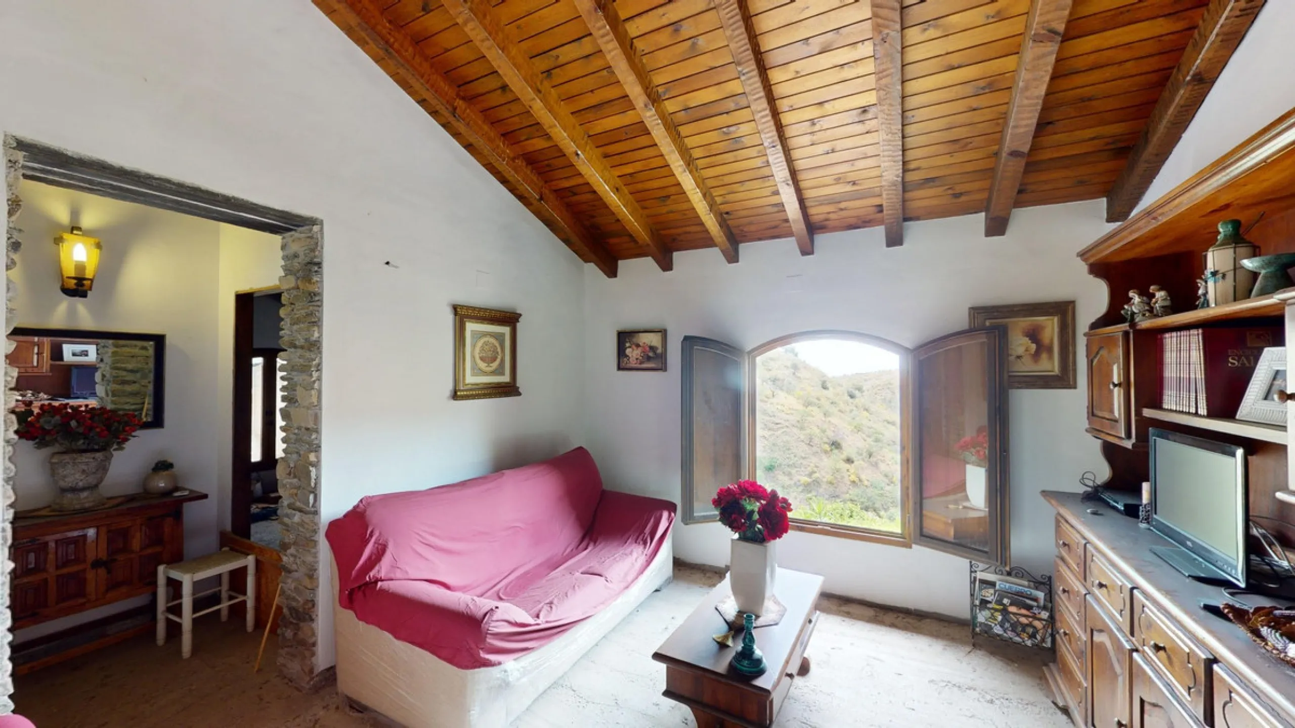 Immerse yourself in the tranquility and rustic charm of this impressive country house located in the idyllic Rincón de la Victoria. With a stone facade that exudes authenticity and character, this property is perfect for those seeking a serene and spaciou