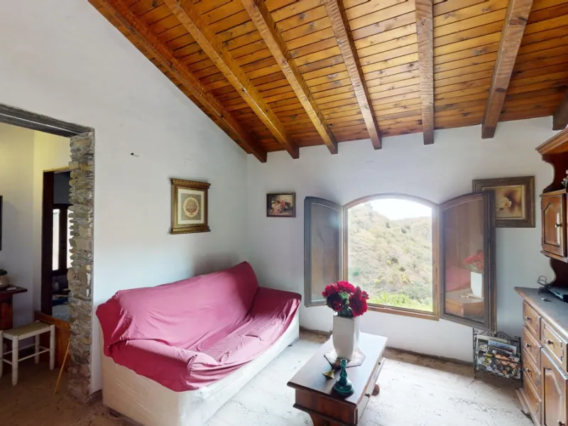 Immerse yourself in the tranquility and rustic charm of this impressive country house located in the idyllic Rincón de la Victoria. With a stone facade that exudes authenticity and character, this property is perfect for those seeking a serene and spaciou