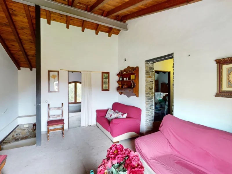Immerse yourself in the tranquility and rustic charm of this impressive country house located in the idyllic Rincón de la Victoria. With a stone facade that exudes authenticity and character, this property is perfect for those seeking a serene and spaciou