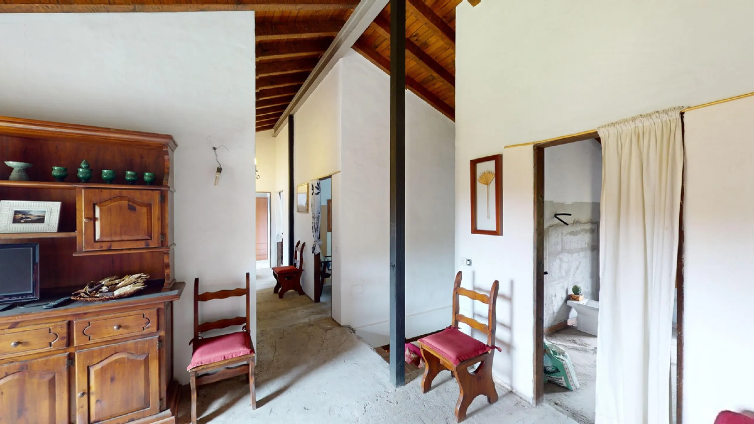 Immerse yourself in the tranquility and rustic charm of this impressive country house located in the idyllic Rincón de la Victoria. With a stone facade that exudes authenticity and character, this property is perfect for those seeking a serene and spaciou