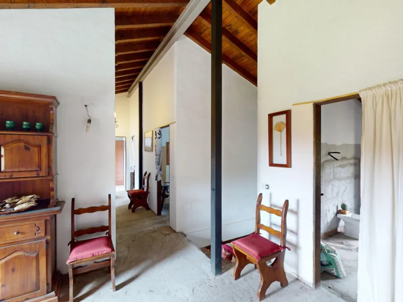 Immerse yourself in the tranquility and rustic charm of this impressive country house located in the idyllic Rincón de la Victoria. With a stone facade that exudes authenticity and character, this property is perfect for those seeking a serene and spaciou