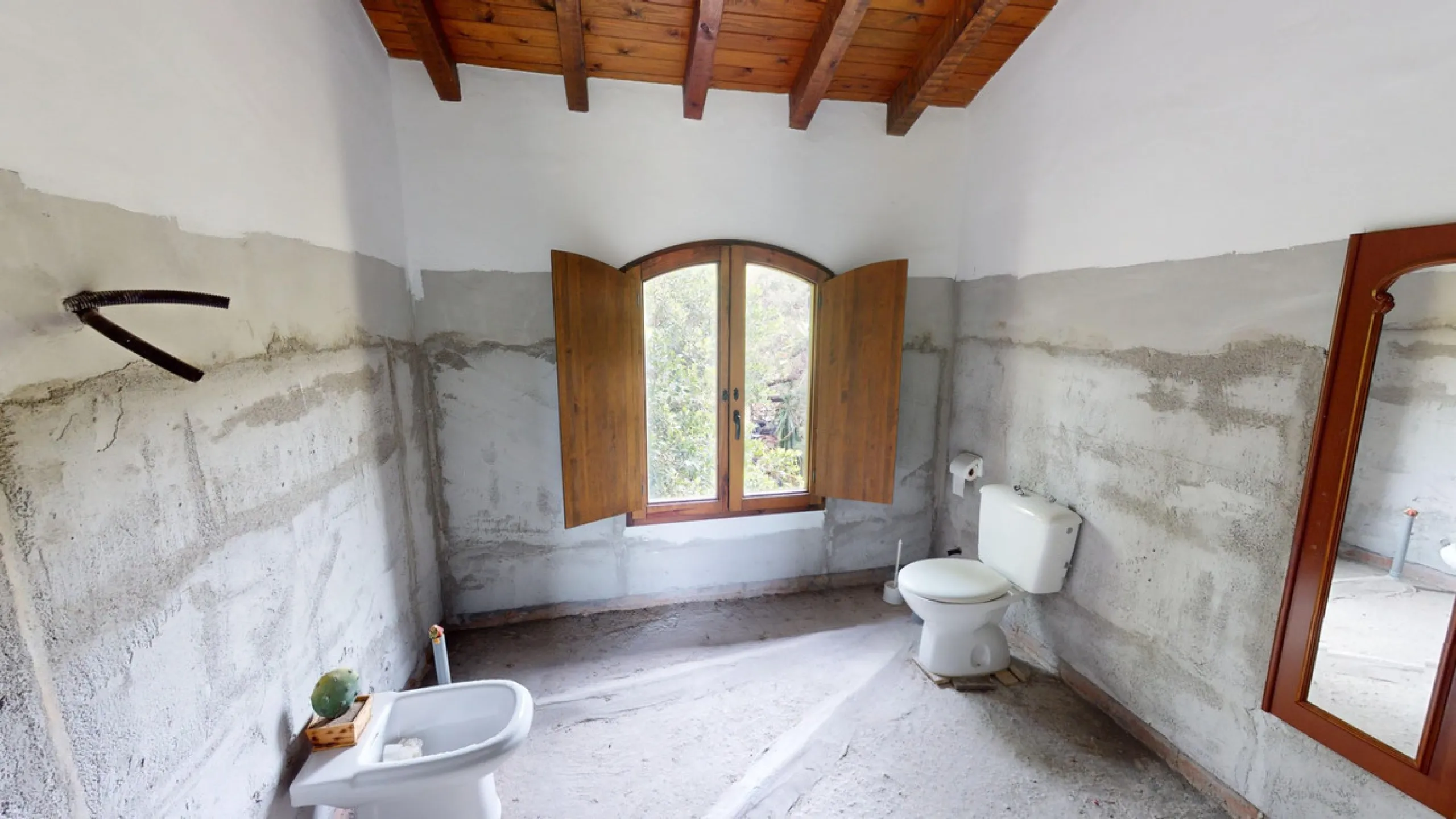 Immerse yourself in the tranquility and rustic charm of this impressive country house located in the idyllic Rincón de la Victoria. With a stone facade that exudes authenticity and character, this property is perfect for those seeking a serene and spaciou