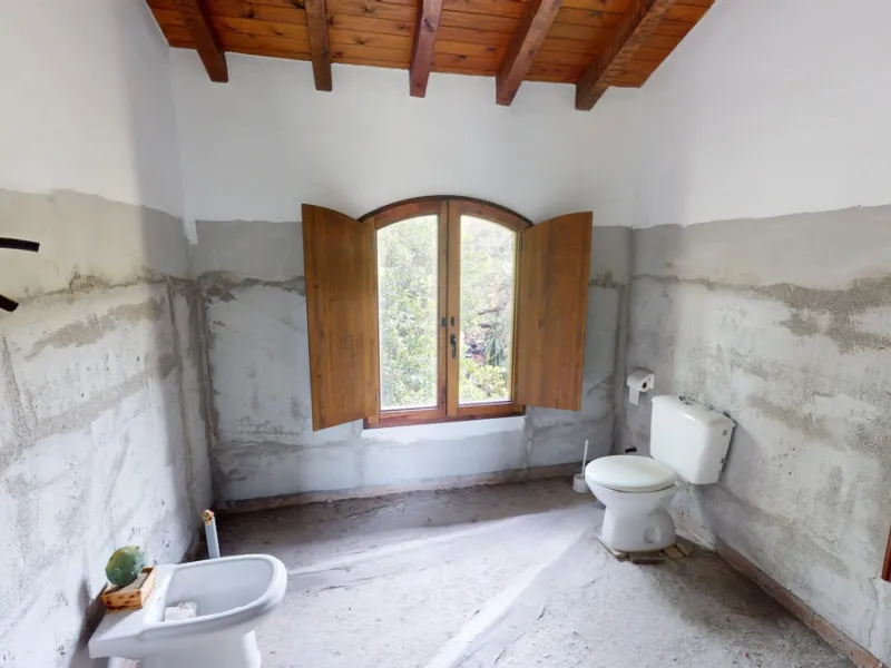 Immerse yourself in the tranquility and rustic charm of this impressive country house located in the idyllic Rincón de la Victoria. With a stone facade that exudes authenticity and character, this property is perfect for those seeking a serene and spaciou