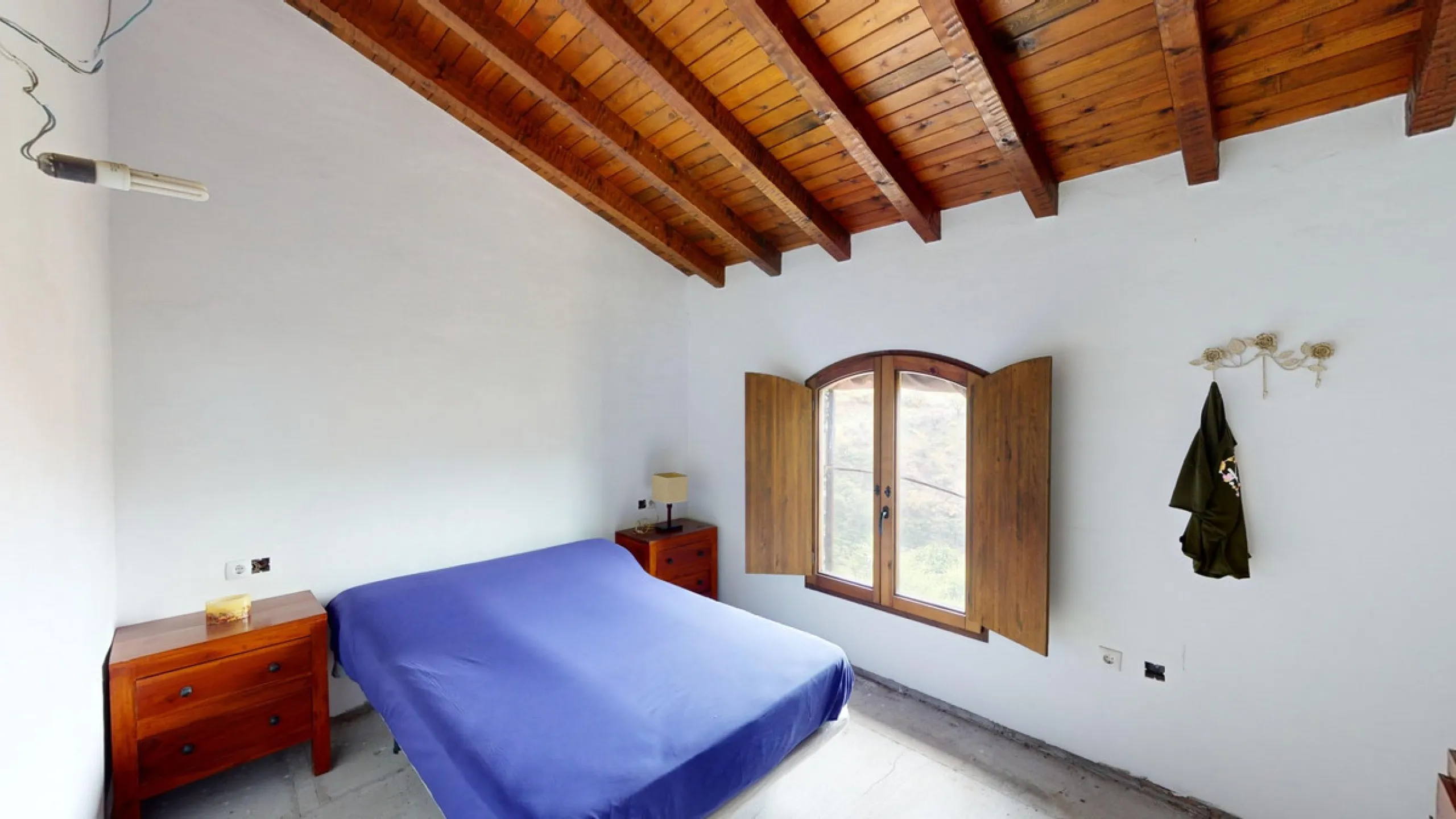 Immerse yourself in the tranquility and rustic charm of this impressive country house located in the idyllic Rincón de la Victoria. With a stone facade that exudes authenticity and character, this property is perfect for those seeking a serene and spaciou