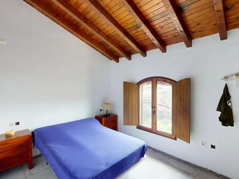 Immerse yourself in the tranquility and rustic charm of this impressive country house located in the idyllic Rincón de la Victoria. With a stone facade that exudes authenticity and character, this property is perfect for those seeking a serene and spaciou