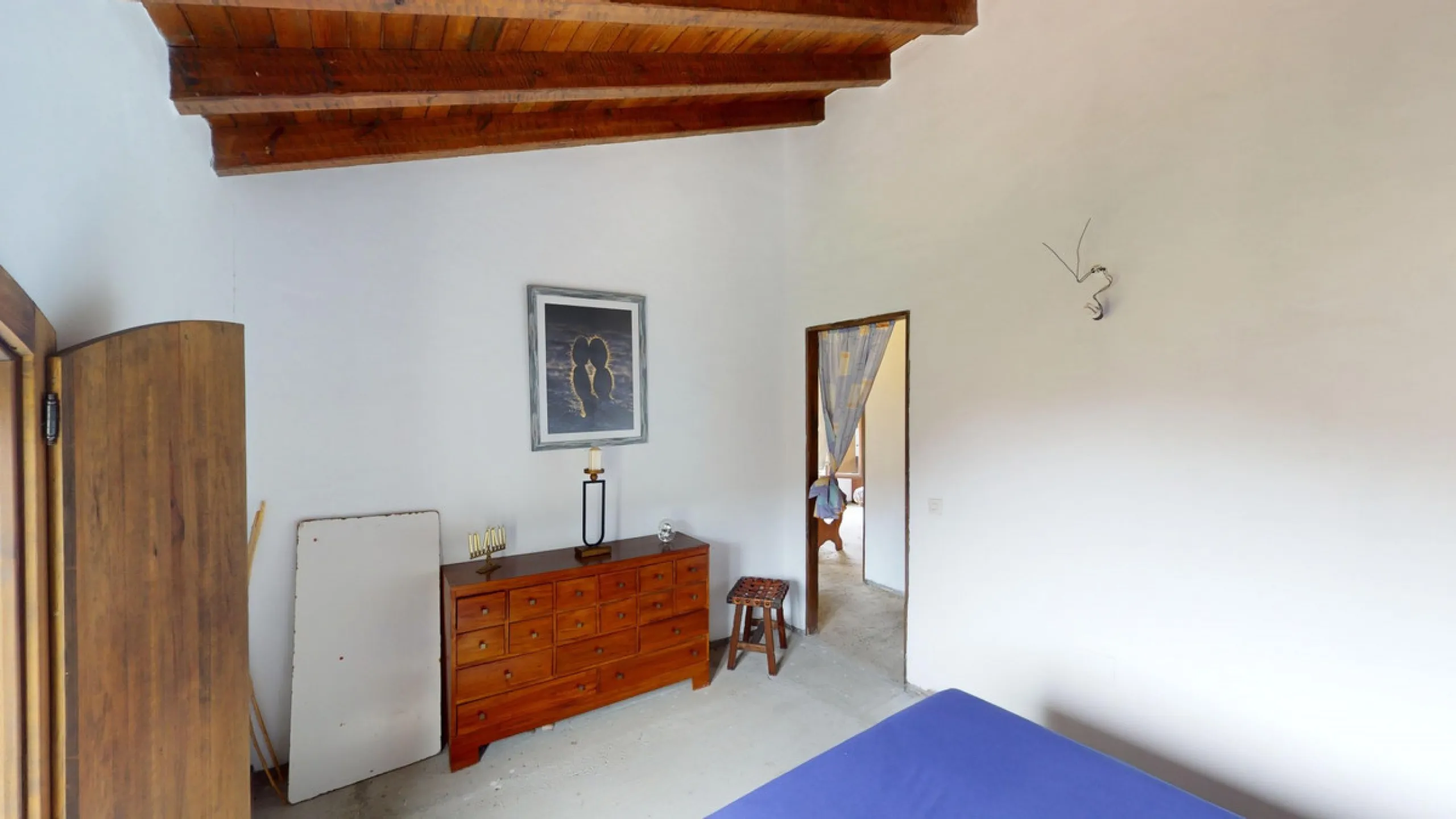 Immerse yourself in the tranquility and rustic charm of this impressive country house located in the idyllic Rincón de la Victoria. With a stone facade that exudes authenticity and character, this property is perfect for those seeking a serene and spaciou