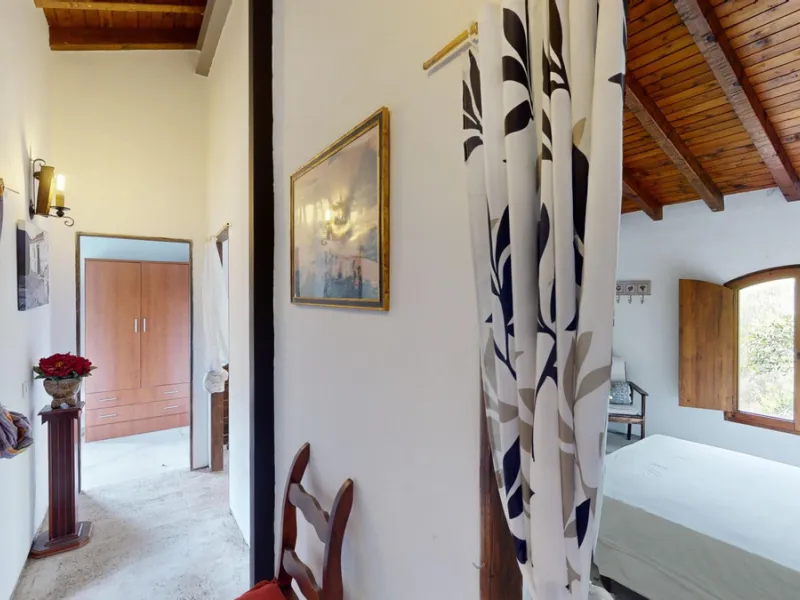 Immerse yourself in the tranquility and rustic charm of this impressive country house located in the idyllic Rincón de la Victoria. With a stone facade that exudes authenticity and character, this property is perfect for those seeking a serene and spaciou