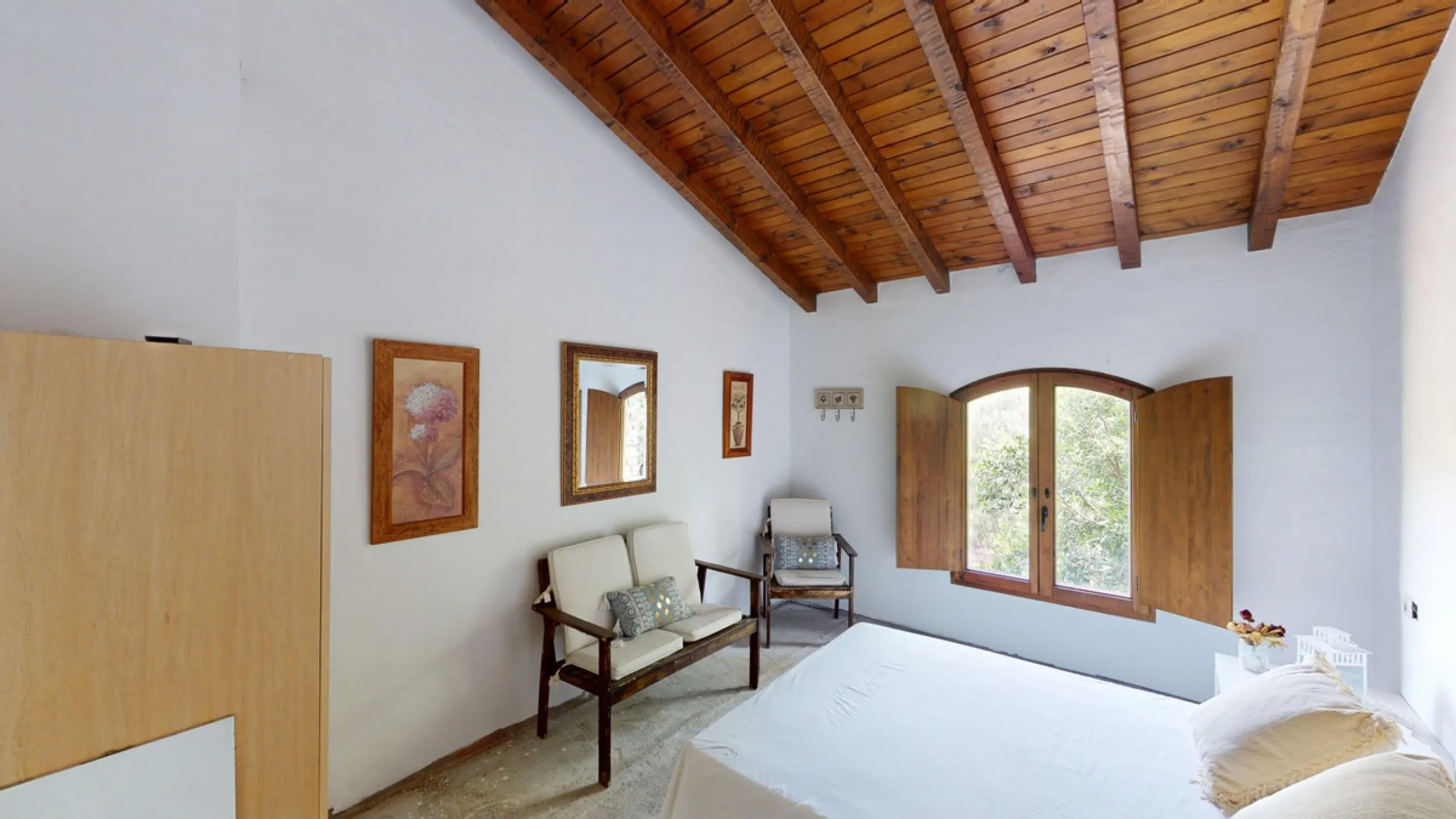 Immerse yourself in the tranquility and rustic charm of this impressive country house located in the idyllic Rincón de la Victoria. With a stone facade that exudes authenticity and character, this property is perfect for those seeking a serene and spaciou
