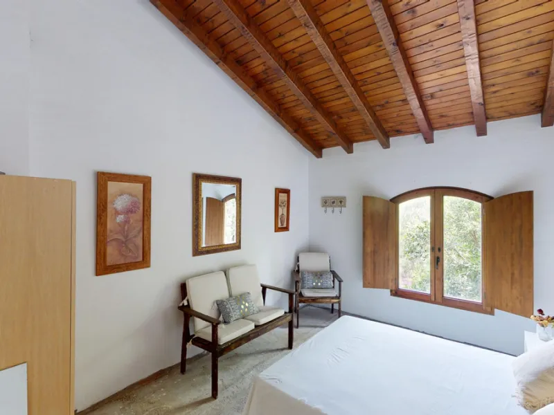 Immerse yourself in the tranquility and rustic charm of this impressive country house located in the idyllic Rincón de la Victoria. With a stone facade that exudes authenticity and character, this property is perfect for those seeking a serene and spaciou