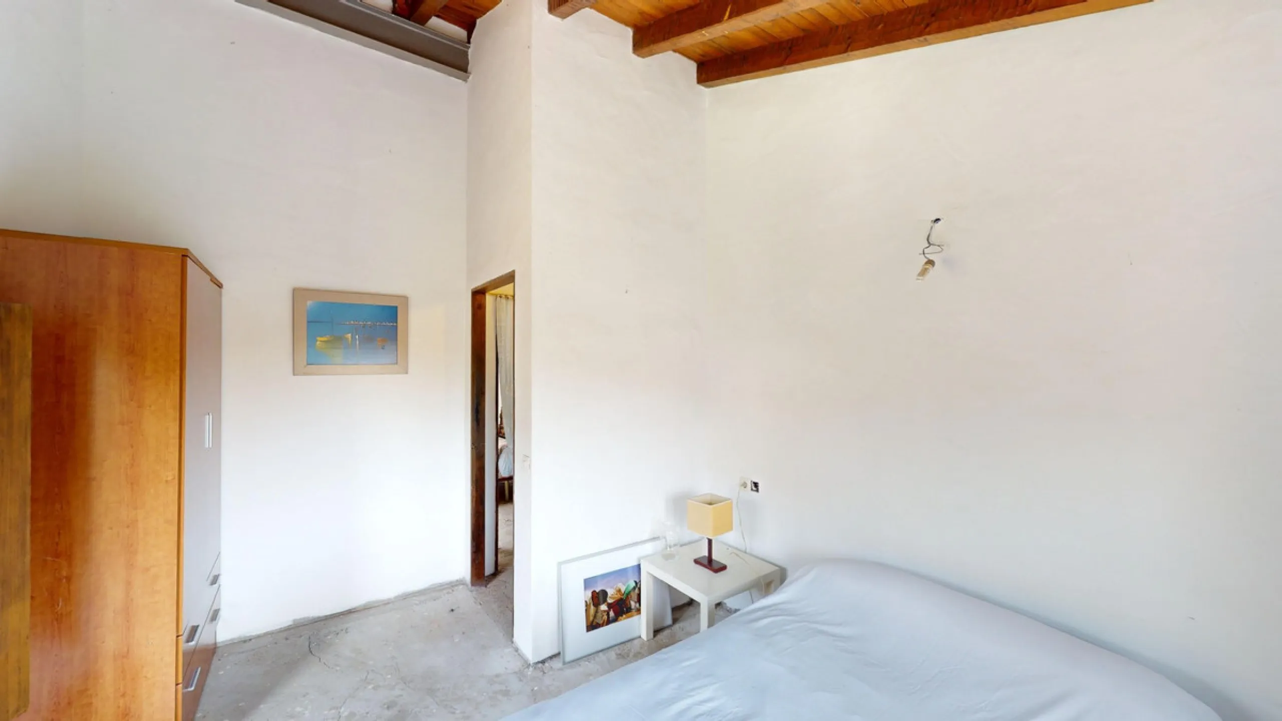 Immerse yourself in the tranquility and rustic charm of this impressive country house located in the idyllic Rincón de la Victoria. With a stone facade that exudes authenticity and character, this property is perfect for those seeking a serene and spaciou