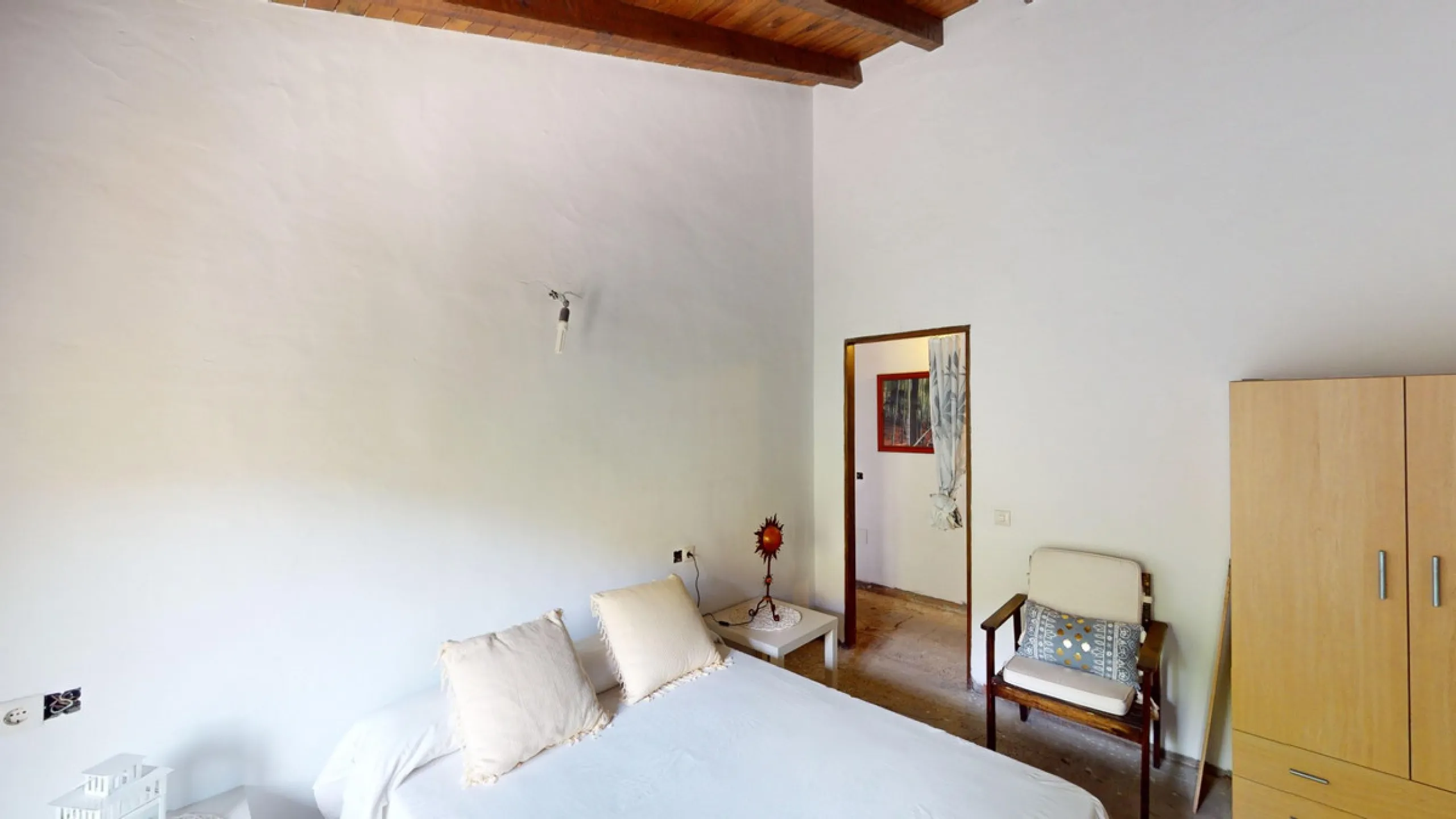 Immerse yourself in the tranquility and rustic charm of this impressive country house located in the idyllic Rincón de la Victoria. With a stone facade that exudes authenticity and character, this property is perfect for those seeking a serene and spaciou