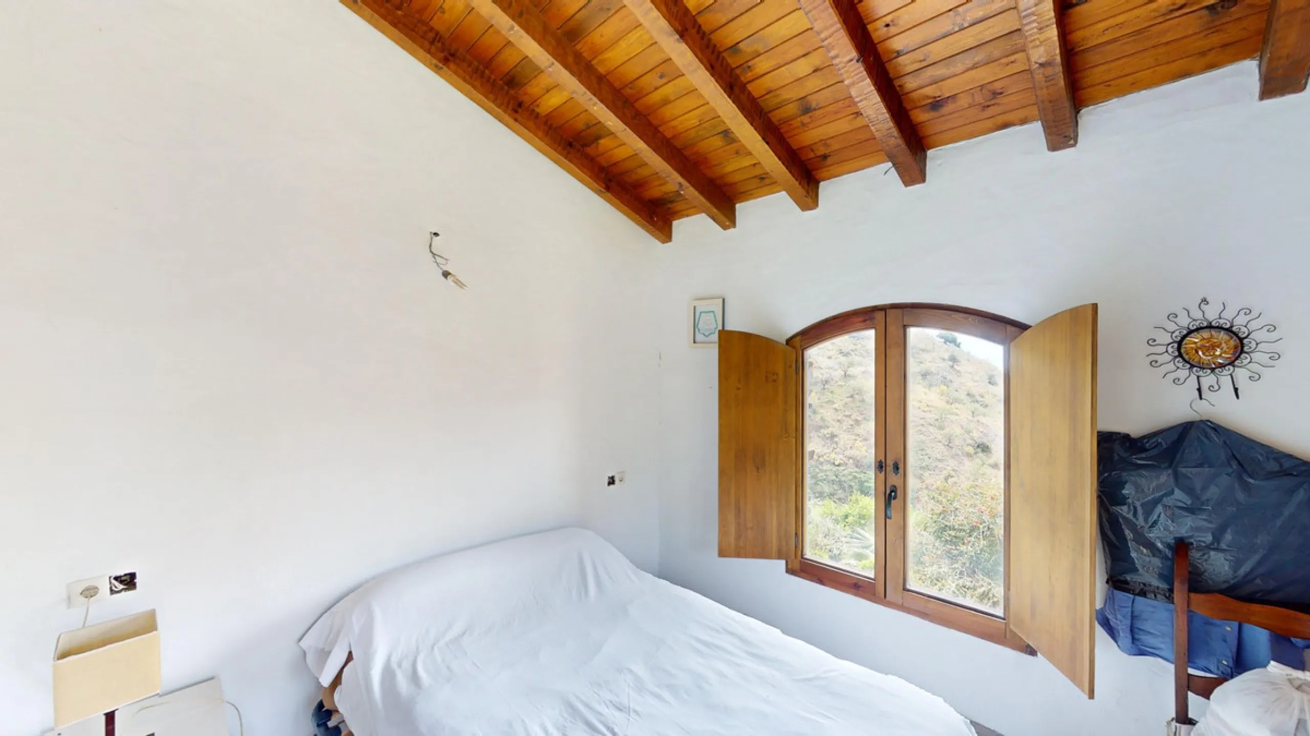 Immerse yourself in the tranquility and rustic charm of this impressive country house located in the idyllic Rincón de la Victoria. With a stone facade that exudes authenticity and character, this property is perfect for those seeking a serene and spaciou