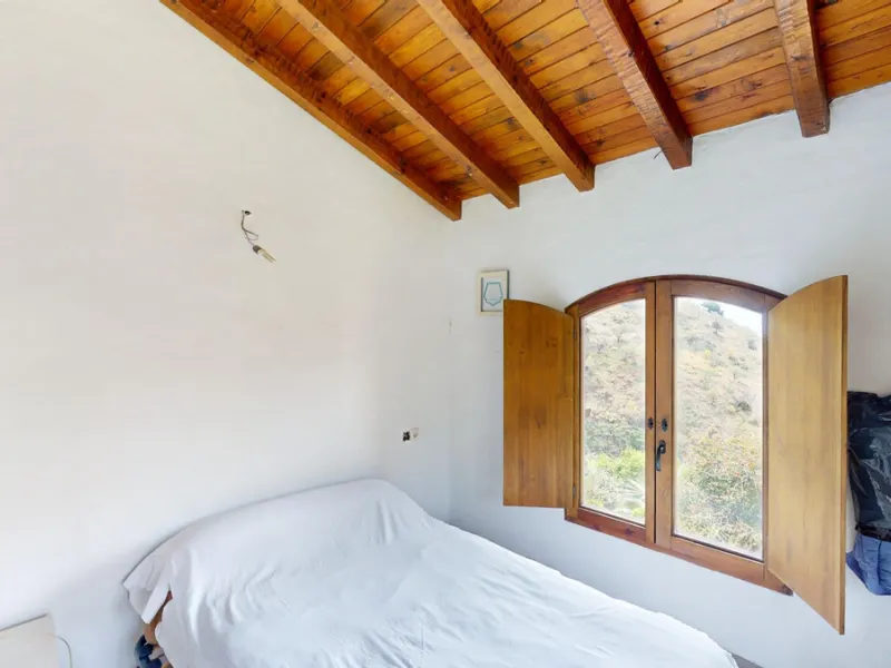Immerse yourself in the tranquility and rustic charm of this impressive country house located in the idyllic Rincón de la Victoria. With a stone facade that exudes authenticity and character, this property is perfect for those seeking a serene and spaciou