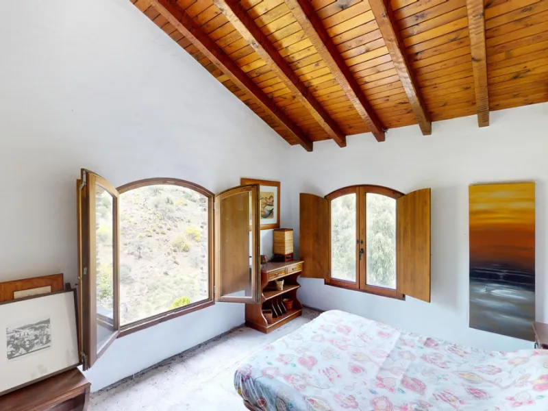 Immerse yourself in the tranquility and rustic charm of this impressive country house located in the idyllic Rincón de la Victoria. With a stone facade that exudes authenticity and character, this property is perfect for those seeking a serene and spaciou