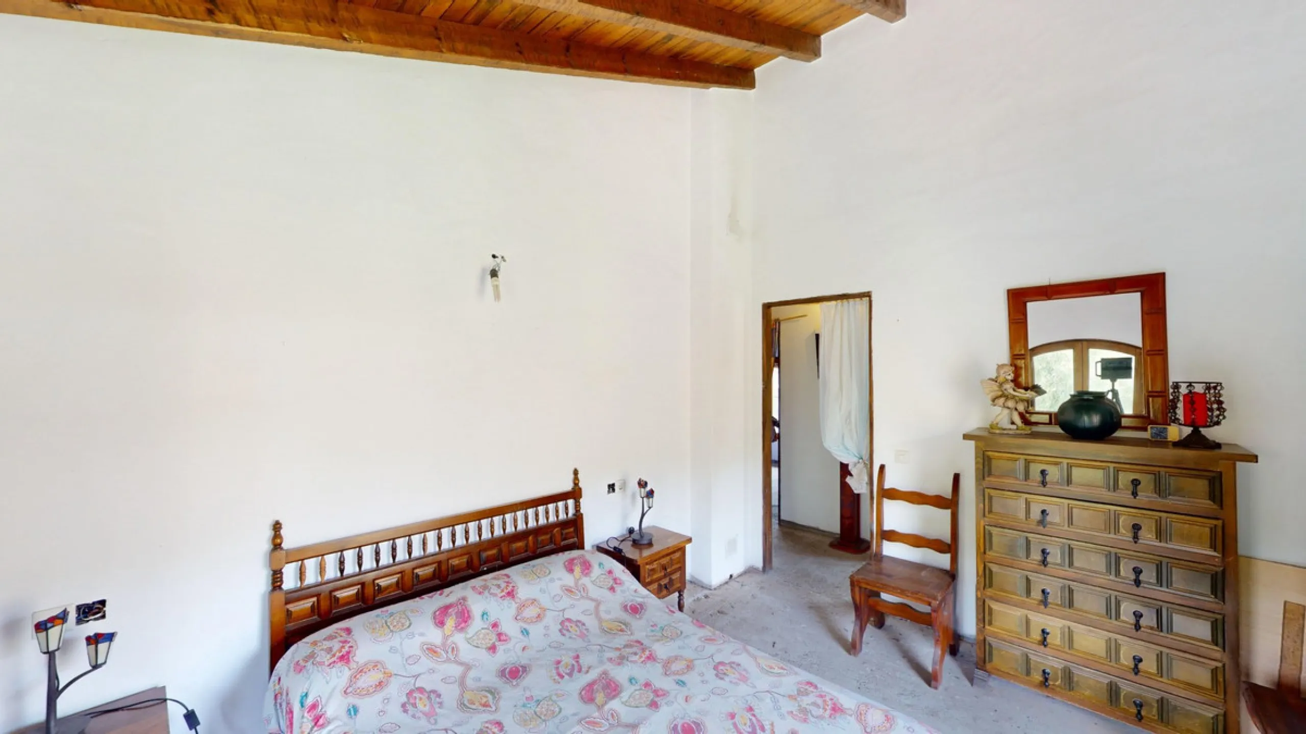 Immerse yourself in the tranquility and rustic charm of this impressive country house located in the idyllic Rincón de la Victoria. With a stone facade that exudes authenticity and character, this property is perfect for those seeking a serene and spaciou
