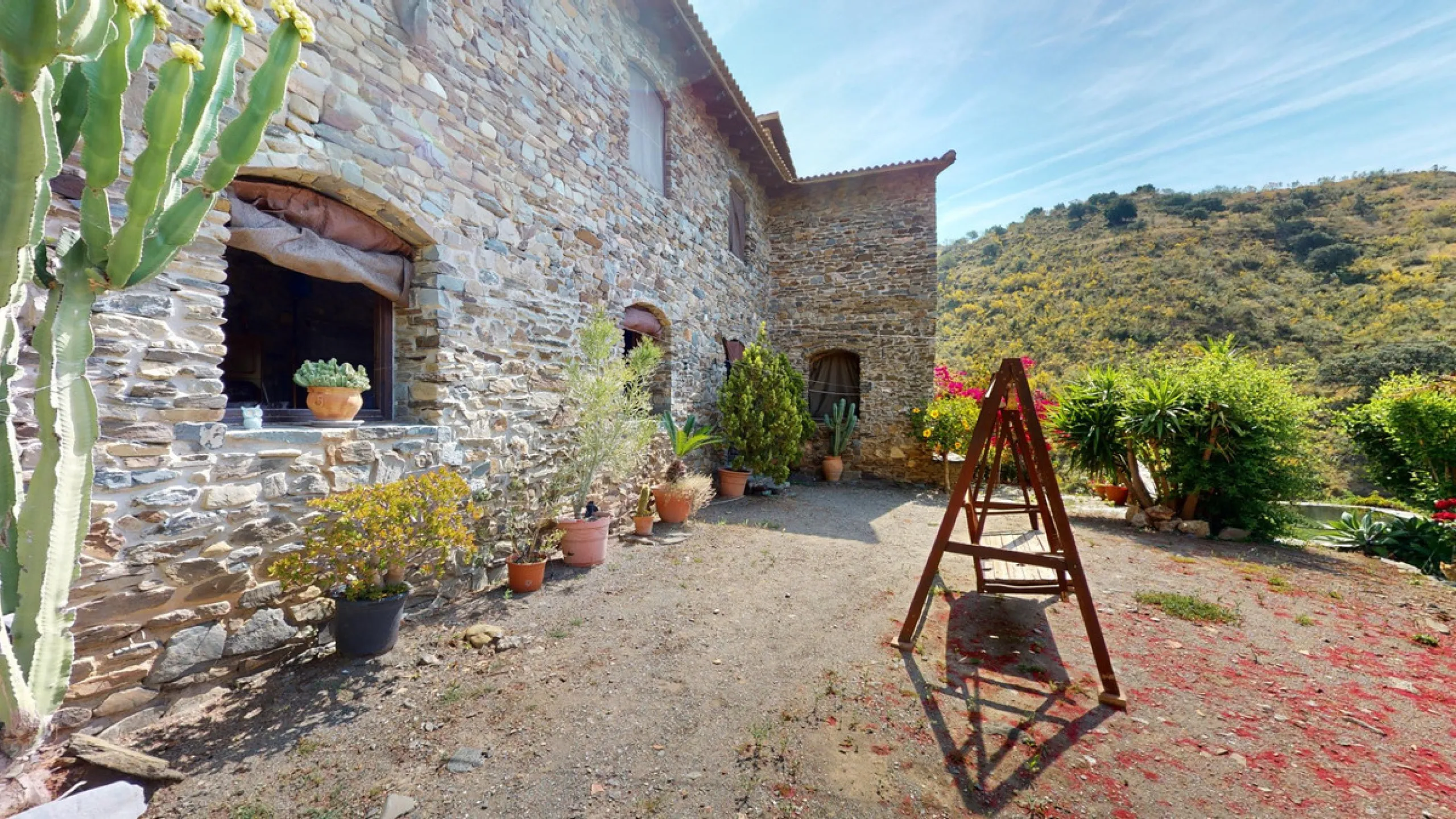 Immerse yourself in the tranquility and rustic charm of this impressive country house located in the idyllic Rincón de la Victoria. With a stone facade that exudes authenticity and character, this property is perfect for those seeking a serene and spaciou