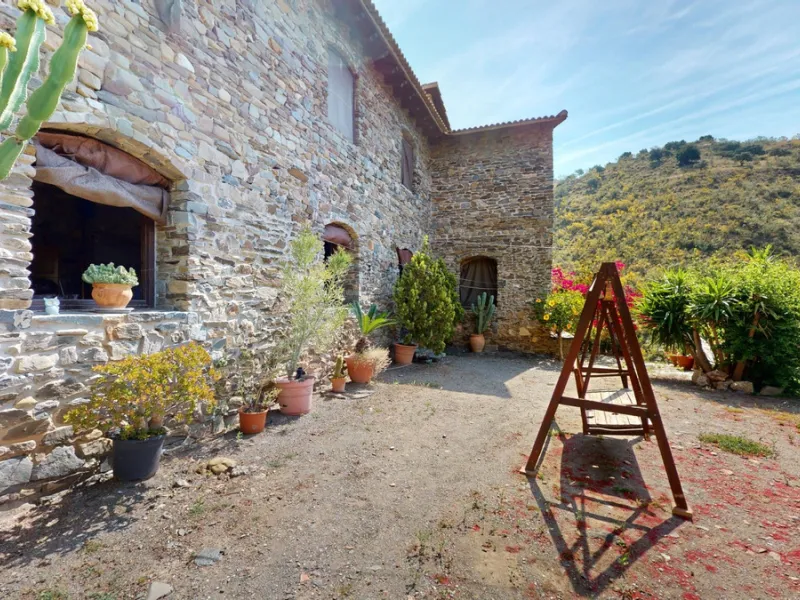 Immerse yourself in the tranquility and rustic charm of this impressive country house located in the idyllic Rincón de la Victoria. With a stone facade that exudes authenticity and character, this property is perfect for those seeking a serene and spaciou