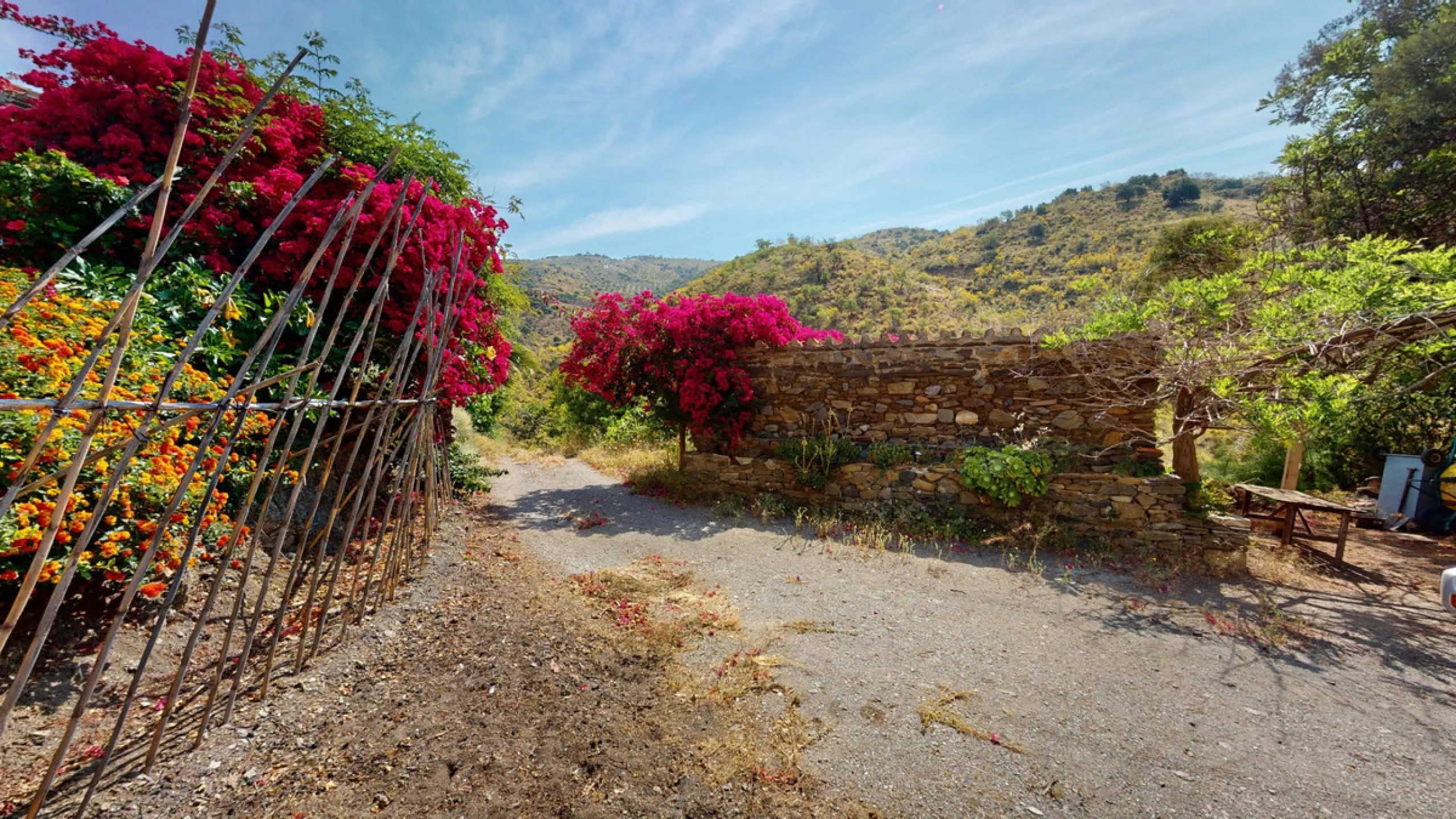Immerse yourself in the tranquility and rustic charm of this impressive country house located in the idyllic Rincón de la Victoria. With a stone facade that exudes authenticity and character, this property is perfect for those seeking a serene and spaciou