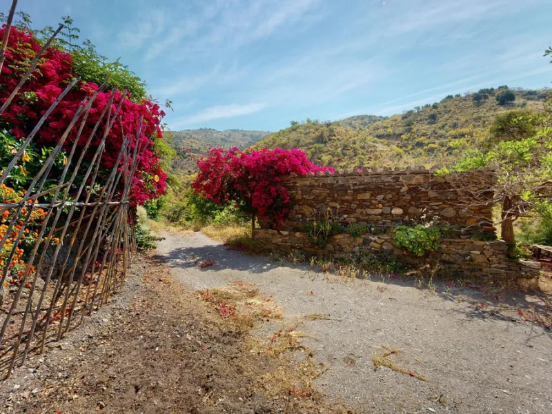 Immerse yourself in the tranquility and rustic charm of this impressive country house located in the idyllic Rincón de la Victoria. With a stone facade that exudes authenticity and character, this property is perfect for those seeking a serene and spaciou