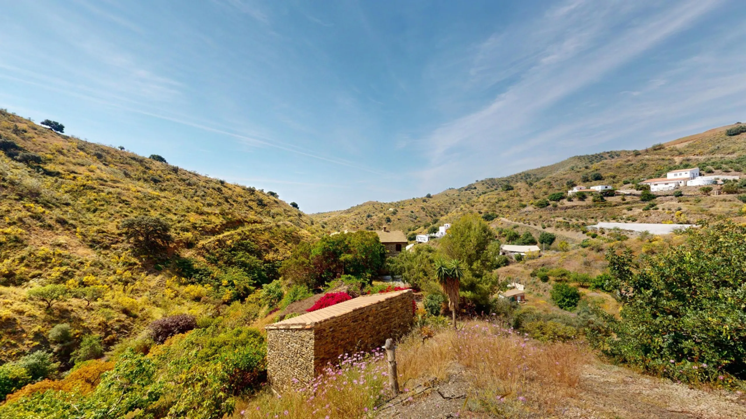 Immerse yourself in the tranquility and rustic charm of this impressive country house located in the idyllic Rincón de la Victoria. With a stone facade that exudes authenticity and character, this property is perfect for those seeking a serene and spaciou