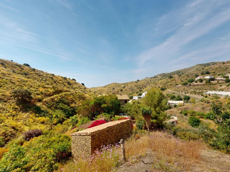 Immerse yourself in the tranquility and rustic charm of this impressive country house located in the idyllic Rincón de la Victoria. With a stone facade that exudes authenticity and character, this property is perfect for those seeking a serene and spaciou