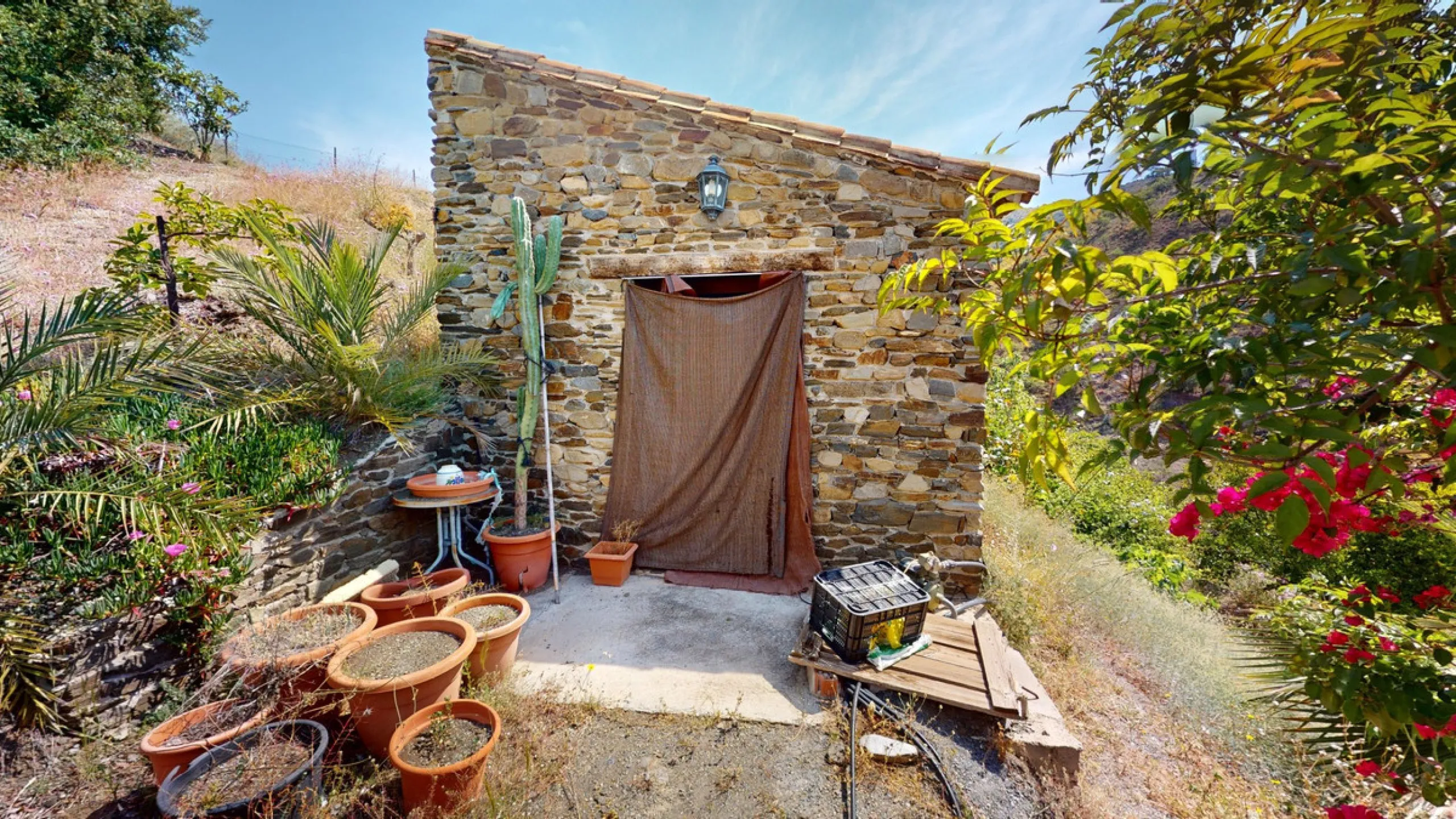 Immerse yourself in the tranquility and rustic charm of this impressive country house located in the idyllic Rincón de la Victoria. With a stone facade that exudes authenticity and character, this property is perfect for those seeking a serene and spaciou