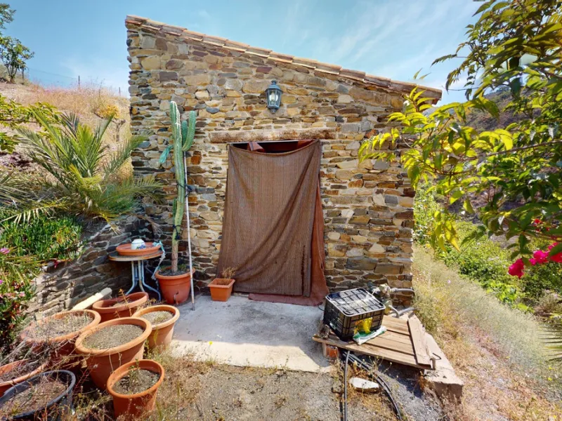 Immerse yourself in the tranquility and rustic charm of this impressive country house located in the idyllic Rincón de la Victoria. With a stone facade that exudes authenticity and character, this property is perfect for those seeking a serene and spaciou