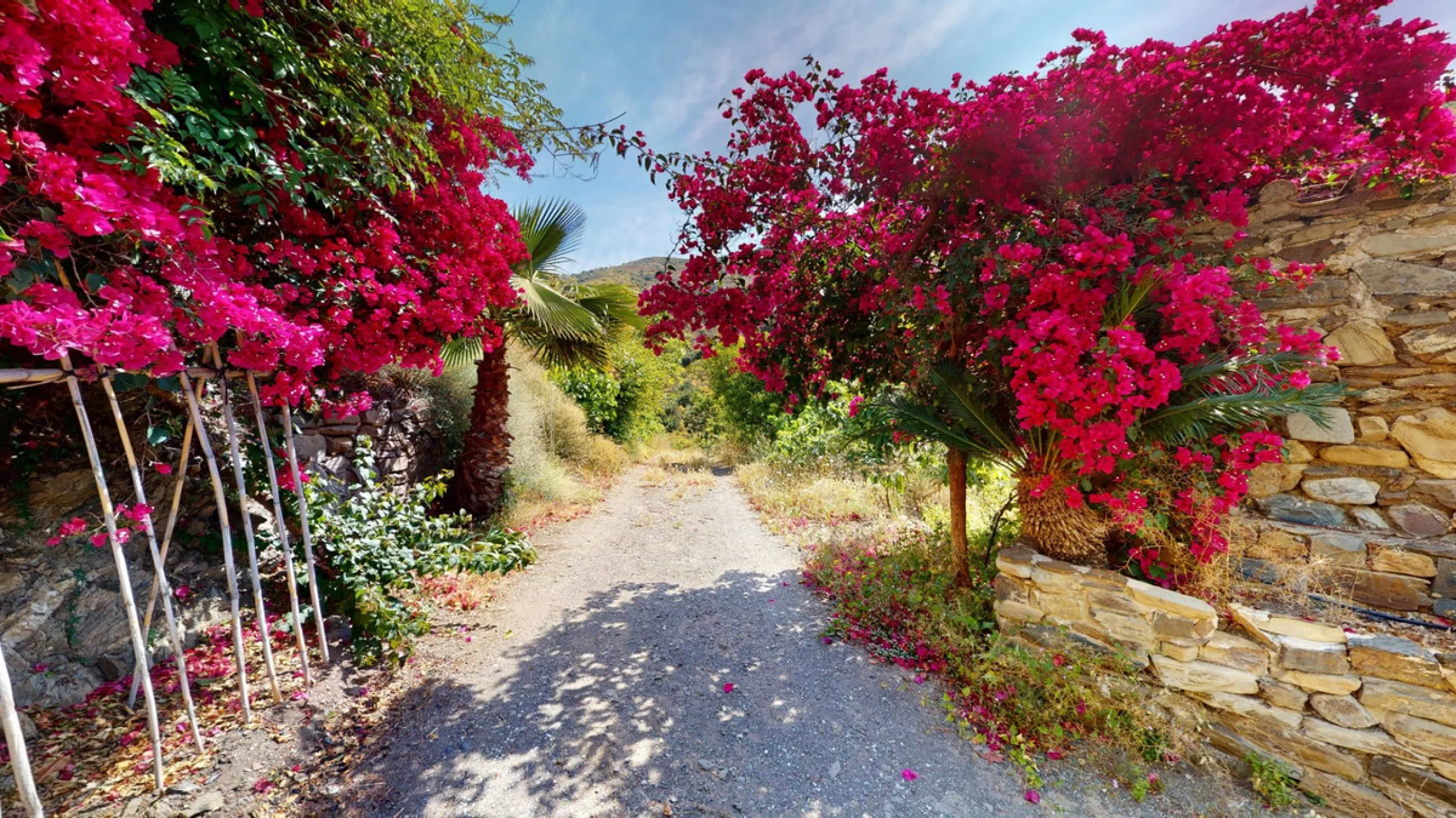 Immerse yourself in the tranquility and rustic charm of this impressive country house located in the idyllic Rincón de la Victoria. With a stone facade that exudes authenticity and character, this property is perfect for those seeking a serene and spaciou