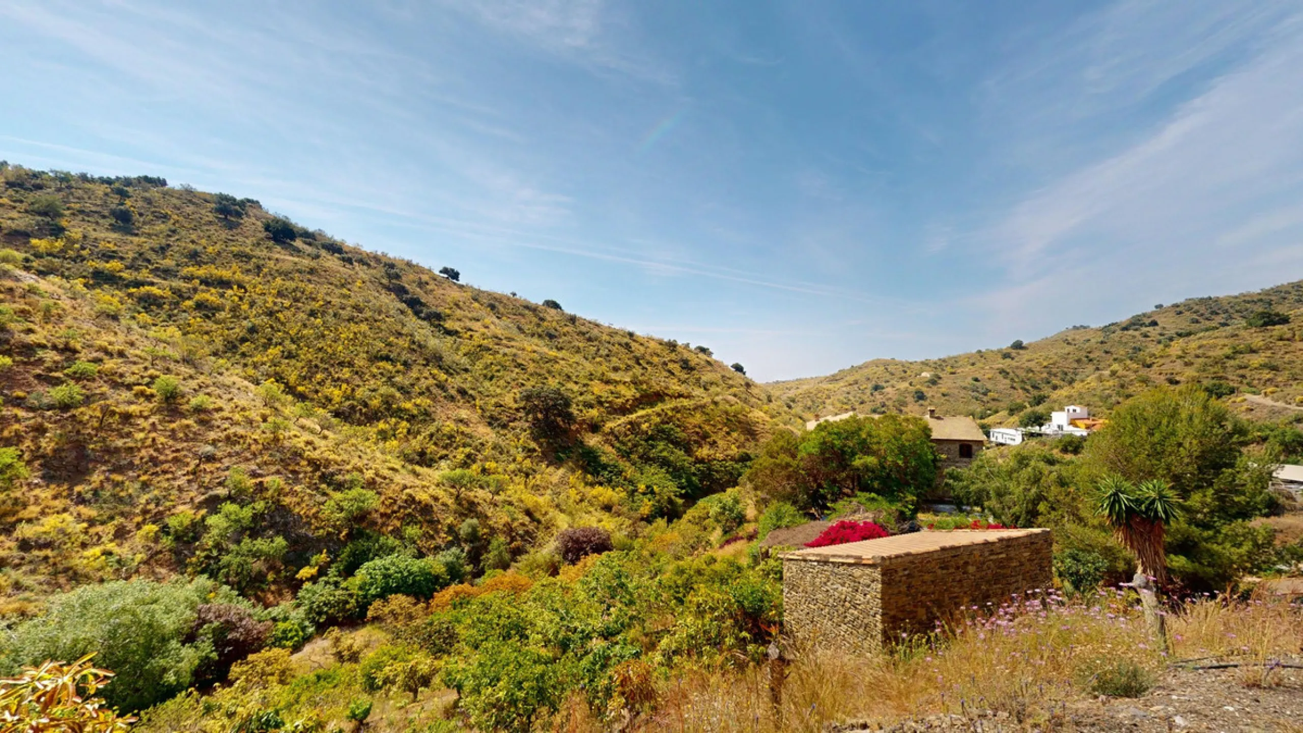 Immerse yourself in the tranquility and rustic charm of this impressive country house located in the idyllic Rincón de la Victoria. With a stone facade that exudes authenticity and character, this property is perfect for those seeking a serene and spaciou