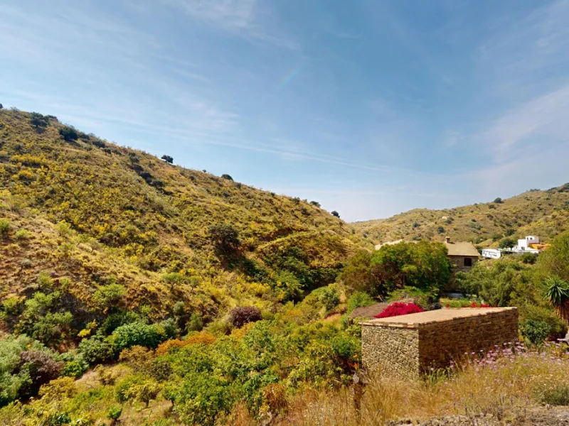Immerse yourself in the tranquility and rustic charm of this impressive country house located in the idyllic Rincón de la Victoria. With a stone facade that exudes authenticity and character, this property is perfect for those seeking a serene and spaciou