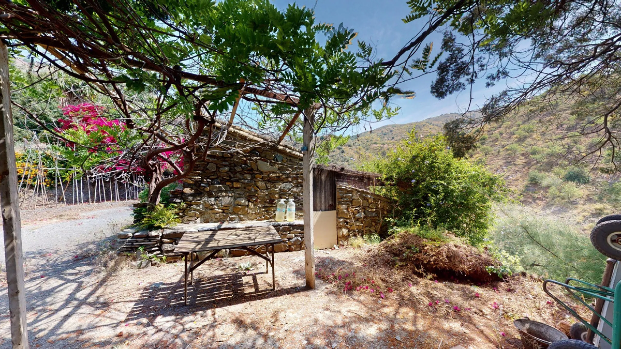 Immerse yourself in the tranquility and rustic charm of this impressive country house located in the idyllic Rincón de la Victoria. With a stone facade that exudes authenticity and character, this property is perfect for those seeking a serene and spaciou