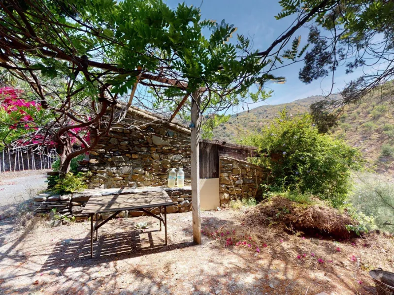 Immerse yourself in the tranquility and rustic charm of this impressive country house located in the idyllic Rincón de la Victoria. With a stone facade that exudes authenticity and character, this property is perfect for those seeking a serene and spaciou
